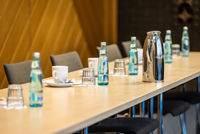 csm_2024-030-Raststaettenhotel_Kassel_Ost_MICE-Details_gedeckter_Tagungstisch2_0f78982f79