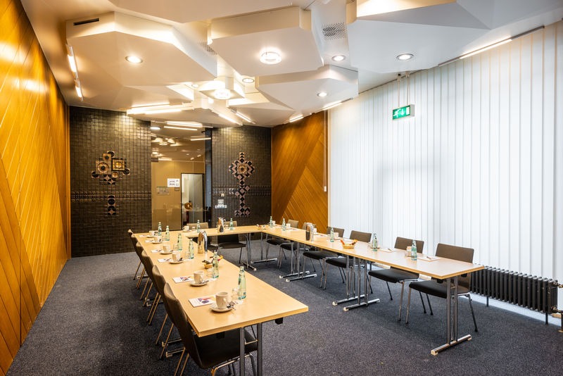 imgi_53_csm_2024-028-Raststaettenhotel_Kassel_Ost_MICE-mittlerer_Tagungsraum3_65c9807323