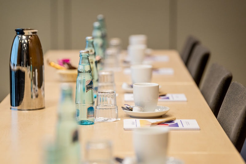 imgi_54_csm_2024-029-Raststaettenhotel_Kassel_Ost_MICE-Details_gedeckter_Tagungstisch1_46e78d5362